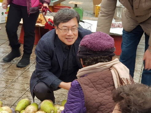 지역주민과 함께하는 서범수 국회의원. 사진=서범수 의원실 제공