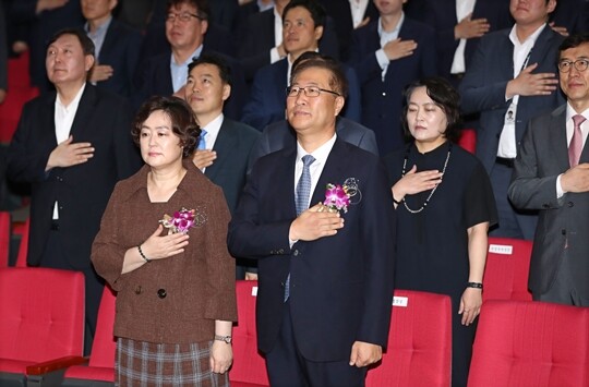 박성재 법무부 장관 후보자는 윤석열 대통령보다 연수원으로는 6기수 선배지만, 나이는 윤 대통령이 세 살 더 많다. 윤석열 대통령이 서울중앙지검장 시절 박성재 당시 서울고검장 퇴임식에 참석한 모습이다. 사진=연합뉴스