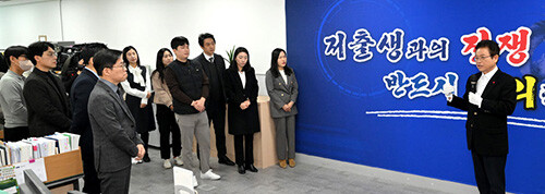 경북도가 저출생극복 임무를 수행할 '저출생극복TF'를 정식 출범하고 현판을 다는 등 비상 대응 체제에 돌입했다. 사진=경북도 제공