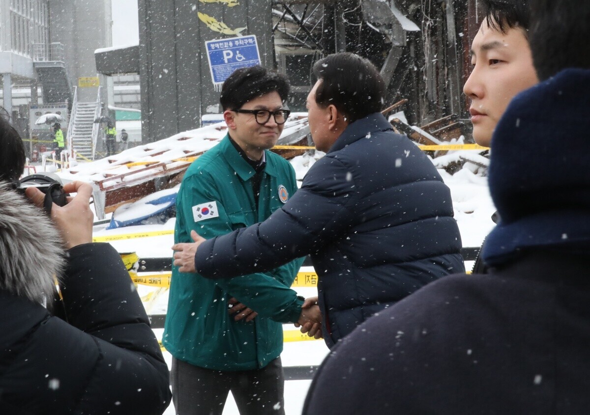 윤석열 대통령이 1월 23일 충남 서천군 서천읍 서천특화시장 화재 현장에서 한동훈 비상대책위원장과 만나 악수하고 있다. 사진=연합뉴스