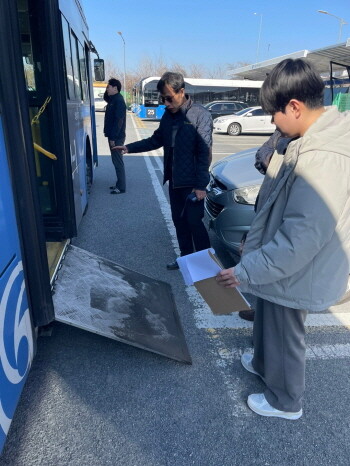 설 대비 저상버스 안전점검 실시 장면. 사진=김해시 제공