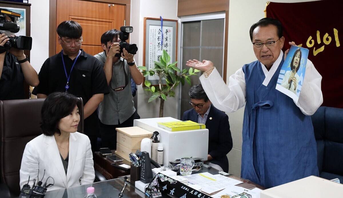 김호일 대한노인회장은 앞서 2023년 8월 3일 노인 비하 발언 논란으로 김은경 당시 더불어민주당 혁신위원장이 사과 방문을 왔을 때는 면담 도중 김 위원장의 사진을 손으로 때리며 분노를 표했다. 사진=국회사진취재단