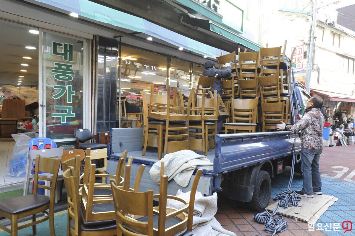 한 중고가구점의 의자들이 새로운 주인을 만나 트럭에 옮겨지는 모습도 보였다. 사진=박정훈 기자