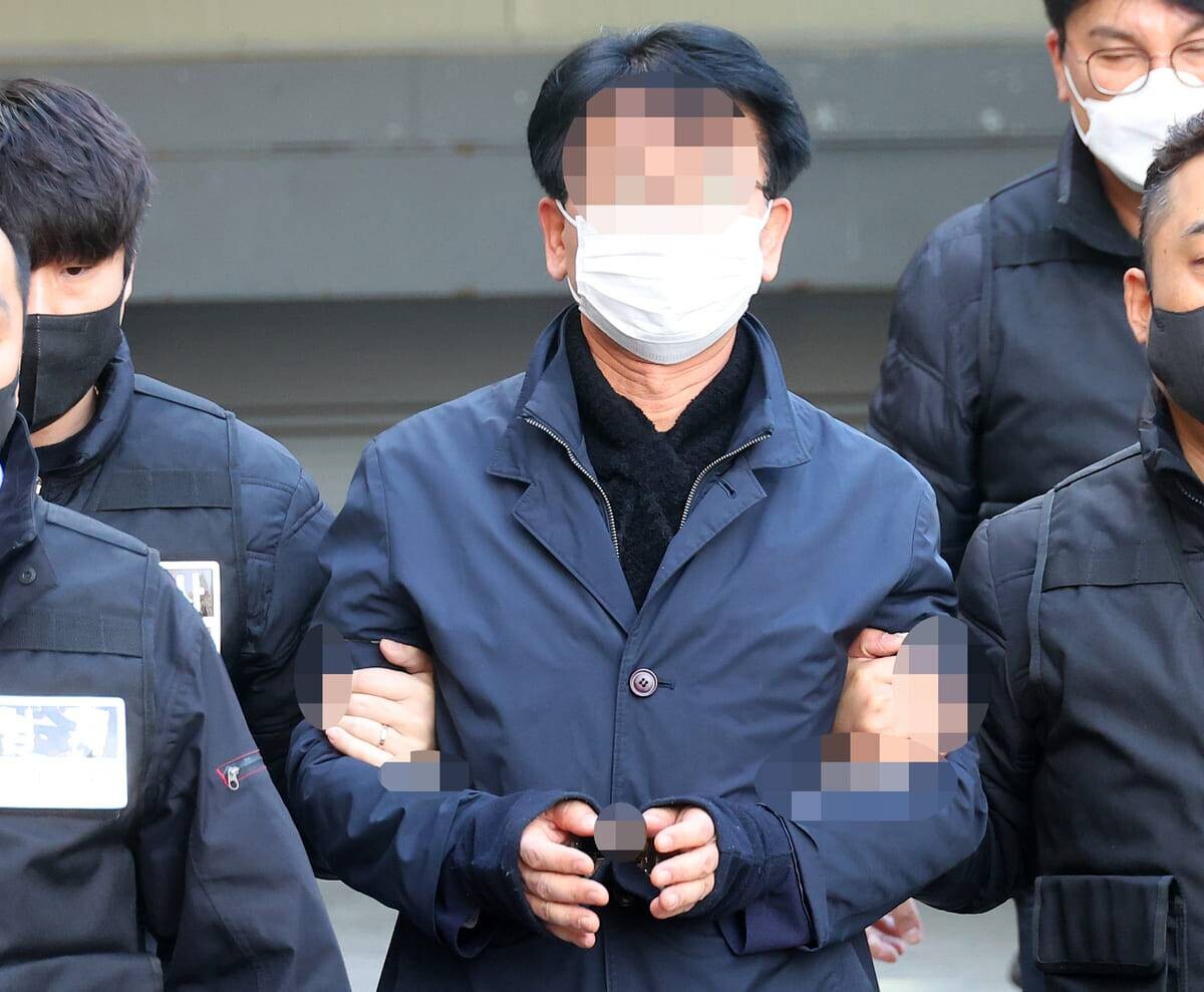 이재명 더불어민주당 대표를 흉기로 찌른 혐의로 구속영장이 청구된 피의자 김 아무개 씨가 1월 4일 오후 부산 연제구 연제경찰서에서 나와 구속 전 피의자 심문(영장실질심사)을 받기 위해 걸어가고 있다. 사진=연합뉴스