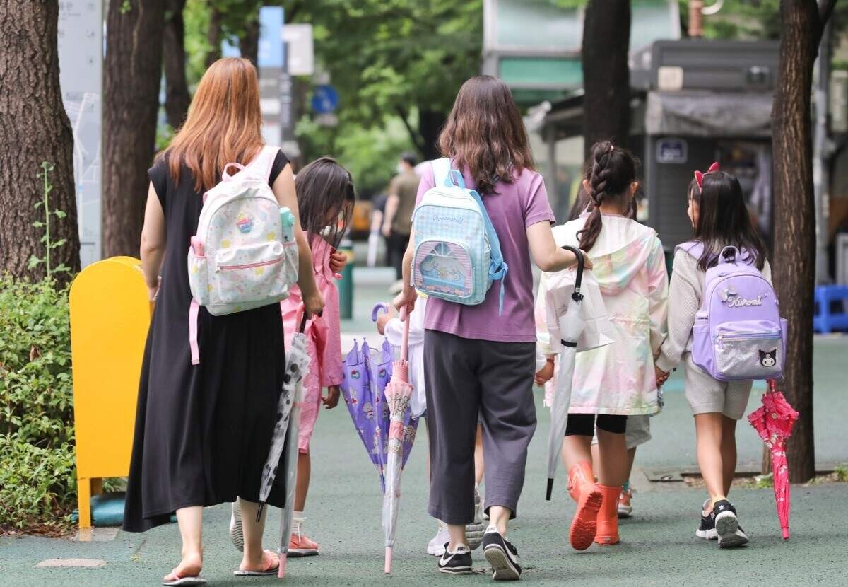 유치원에서 하원하는 어린이와 보호자. 사진=박정훈 기자