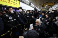 전장연, 오이도역 추락사고 23주기 지하철 탑승 시위 재개