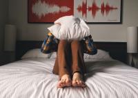 이유 없이 정크푸드 당긴다면? 수면 부족 5가지 징후