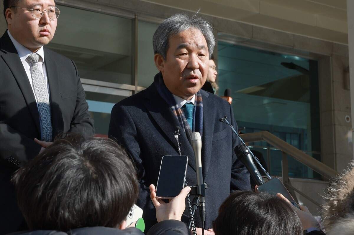 26일 배현진 국민의힘 의원을 찾아 문병한 한오섭 대통령실 정무수석. 사진=연합뉴스