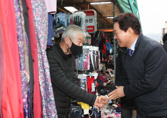 박완수 경남도지사가 거창군을 방문해 민생경제 상황을 살피는 모습. 사진=경남도 제공