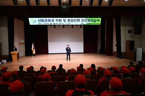 정종복 기장군수가 산림공원 분야 근로자 안전보건교육에서 당부말씀을 하고 있다. 사진=기장군 제공