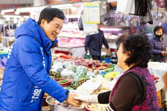 설을 앞두고 전통시장을 찾은 홍순헌 예비후보. 사진=홍순헌 페이스북