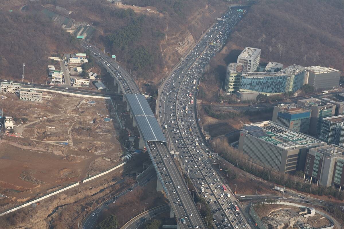 설 연휴를 하루 앞둔 8일 오후 경찰청 헬기에서 바라본 경기도 성남시 판교JC 인근 경부고속도로가 귀성차량 등으로 정체되고 있다. 사진=연합뉴스