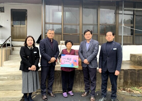 설맞이 이웃돕기 나눔 기념촬영 모습. 사진=경남농협 제공