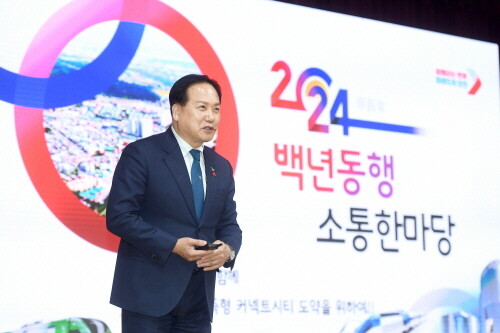 이권재 오산시장이 2024 갑진년 백년동행 소통한마당에서 올해 시정 운영 방향 및 비전을 제시하고 있다. 사진=오산시 제공