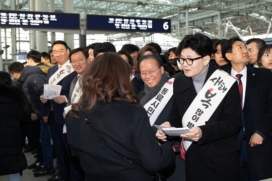 국민의힘 당직자들이 지난 8일 서울역에서 귀성인사를 하고 있다. 사진=임준선 기자