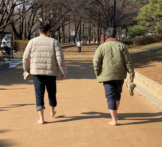 연지공원에서 맨발 걷기를 즐기는 시민들. 사진=김해시 제공