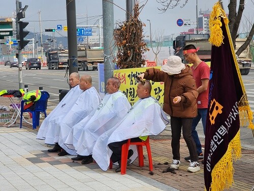 이천 법인 택시기사 연합회 간부들이 '똑버스'운행 전면 폐지를 요구하며 삭발을 감행하고 있다. 사진=유인선기자