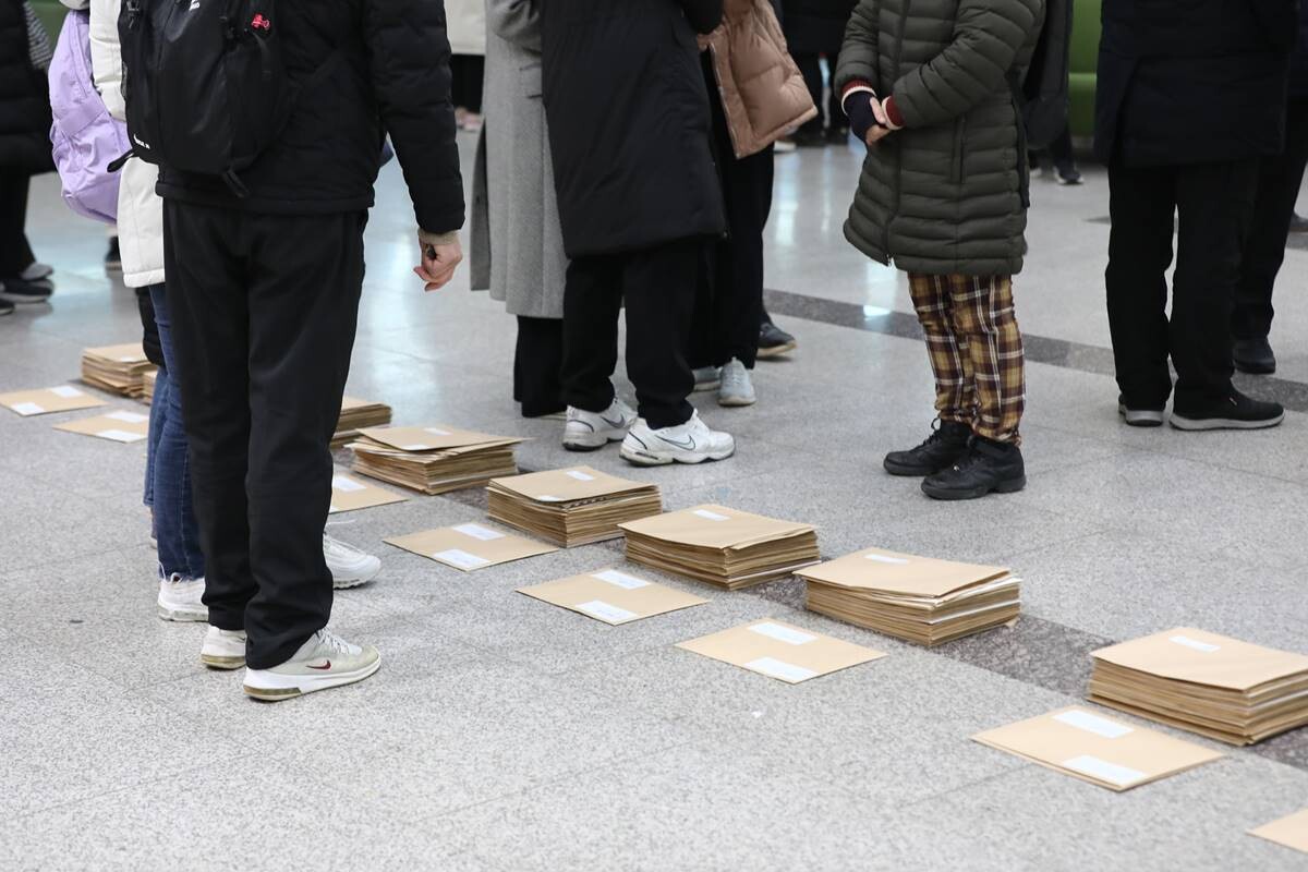 홍콩 지수 기반 ELS 피해자 모임 관계자들이 1월 30일 오전 서울 여의도 국회 소통관에서 국회의원들에게 보낼 탄원서를 정리하고 있다. 사진=박은숙 기자