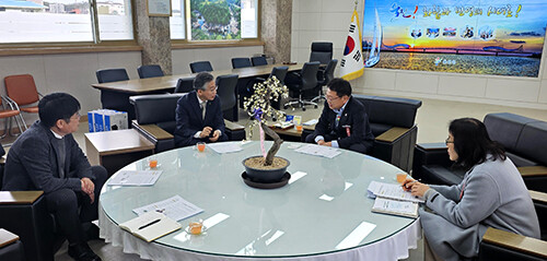 조성돈 이사장(왼쪽 두번째)이 손병복 울진군수(왼쪽 세번째)에게 고준위특별법 제정과 관련한 설명을 하고 있다. 사진=한국원자력환경공단 제공