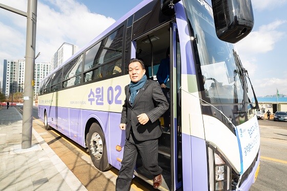 이재준 수원특례시장이 26일 광역콜버스에서 내리고 있다. 사진=수원특례시 제공