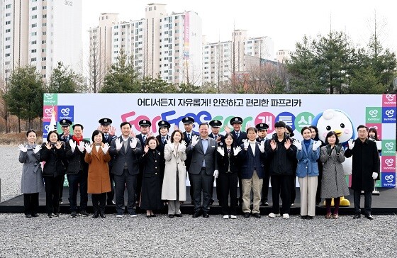 파주형 학생전용 통학순환버스 '파프리카' 개통식에 참석한 인사들이 기념촬영하고 있다. 사진=파주시 제공