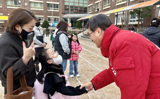 김대식 후보가 입학식 현장을 찾은 모습. 사진=김대식 선거사무소 제공