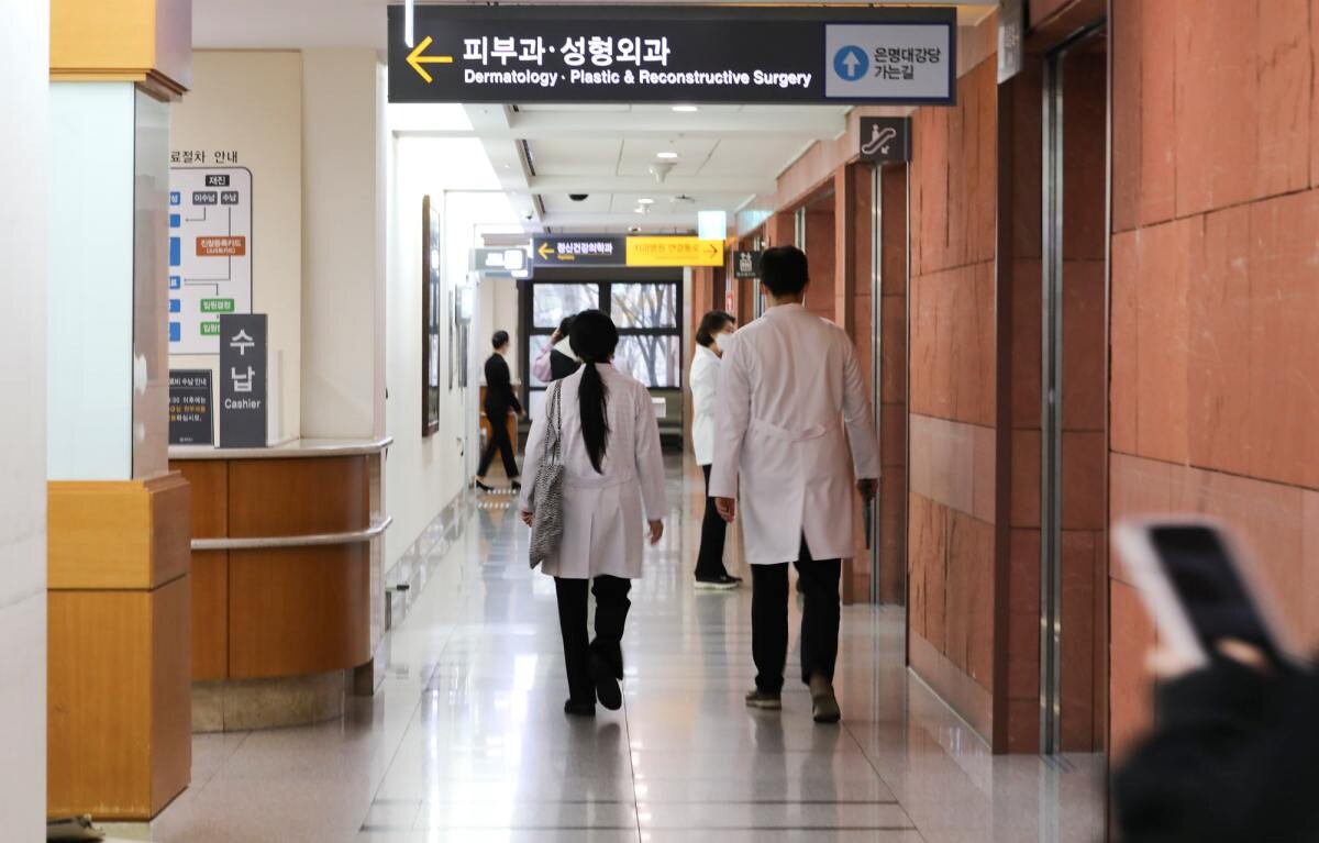서울의 한 대학병원 내부에서 의료진이 걷고 있다. 사진=박정훈 기자