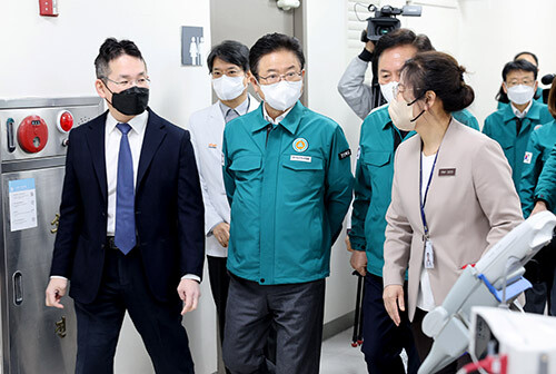 이철우 지사가 8일 안동병원을 방문해 현장 어려움을 살피고 있다. 사진=경북도 제공
