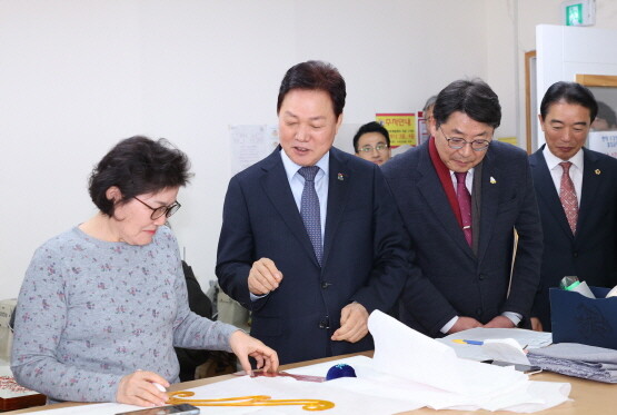 박완수 경남도시자가 김해여성인력개발센터를 찾은 모습. 사진=경남도 제공