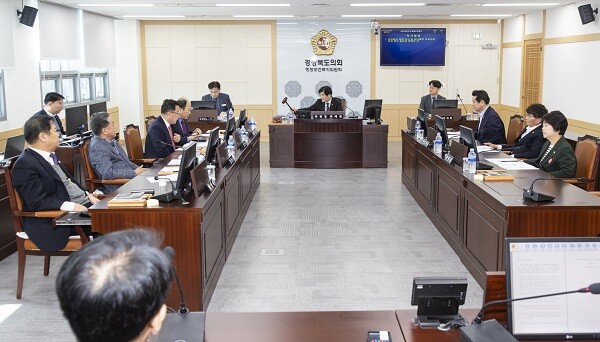 12일 경북도의회 행정보건복지위원회가 상임위 회의에서 의사들의 단체행동에 우려를 표하며 '의대정원 확대 지지 및 의사들의 진료현장 복귀 촉구 결의안'를 채택했다. 사진=경북도의회 제공