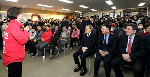 16일 이인선 수성구을 후보 선거사무소 개소식이 열리고 있다. 이날 개소식에는 당원 및 지지자 3000여명이 참석해 이 후보의 '계속되는 수성의 꿈'을 위한 여정의 시작을 함께 했다. 사진= 이인선 후보 선거사무소 제공