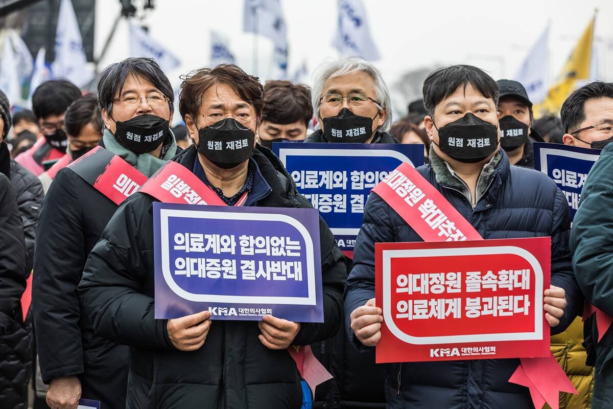 정부가 대한의사협회(의협) 비상대책위원회(비대위)를 이끄는 간부들에게 최종 '면허 정지' 처분을 한 것으로 확인됐다. 사진은 의대 증원에 반대하는 전국의사 총궐기대회 모습. 사진=최준필 기자