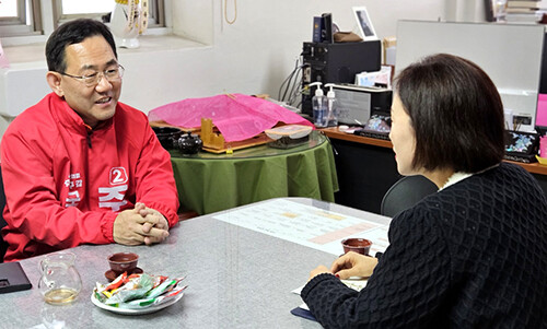 주호영 국민의 힘 수성구갑 국회의원 후보가 '일요신문' 김은주 본부장과 인터뷰를 하고 있다. 사진=주호영 후보 선거사무소 제공