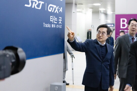 김동연 경기도지사가 GTX A노선 동탄역 지하6층 승강장을 방문해 현장을 확인하고 있다. 사진=경기도 제공