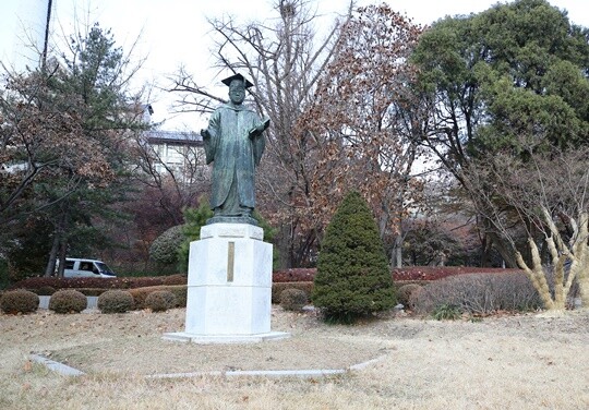 이화여대에 있는 김활란 초대 총장의 동상. 사진=연합뉴스