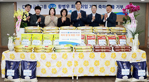 DGB금융그룹이 대구 북구 소재 가정종합사회복지관에서 황병우 회장 취임 기념 선물 기부식을 갖고 기념촬영을 하고 있다. 사진 왼쪽부터 대구 가정종합사회복지관 박보리 관장과 DGB금융지주 그룹지속가능경영총괄 성태문 전무. 사진=DGB금융그룹 제공