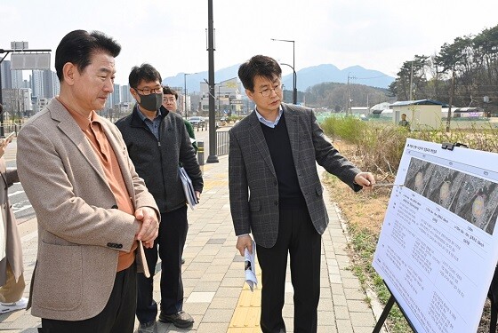 김동근 시장이 5일 민락~고산 연결도로 개설사업 현장을 방문해 현황을 파악하고 있다. 사진=의정부시 제공