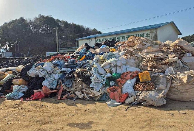 춘천시가 지난 3월 11일부터 29일까지 무단 방치 영농 폐기물 수거 작업을 진행했다. 사진=춘천시 제공