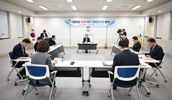 박천동 청장이 청렴협의체와 논의 중. 사진=북구청 제공