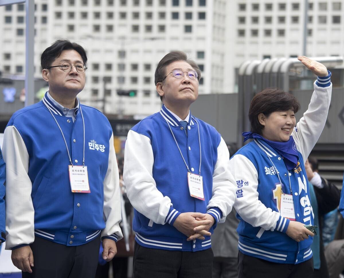 지난달 28일 오전 서울 용산역 앞 광장에서 이재명 더불어민주당 대표(가운데)가 선거대책위원회 출정식에 참석한 모습. 사진=이종현 기자