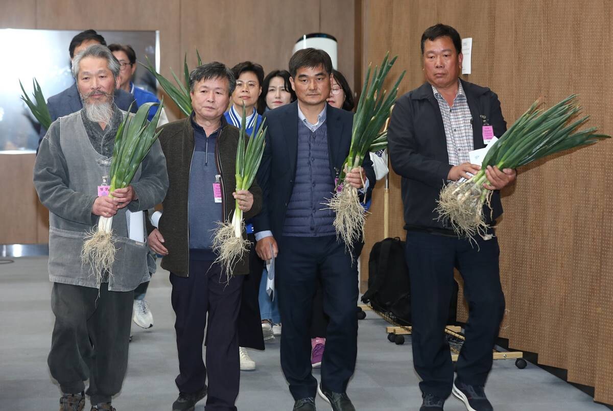 전국대파생산자협회 소속 농민들이 9일 국회를 찾아 국내 농산물 가격 안정을 위한 유통구조 혁신과 계약재배 활성화를 촉구했다. 사진=박은숙 기자