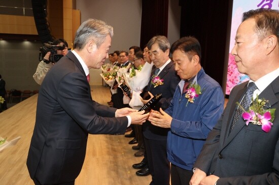 사회공헌상 수상 모습. 사진=경남농협 제공