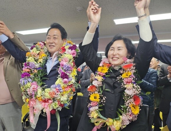 10일 실시된 제22대 국회의원 선거 여주·양평에서 당선된 김선교 당선자 부부가 축하화환을 목에 걸고 지지자들에게 인사를 하고 있다. 사진=김선교 당선자 캠프 제공