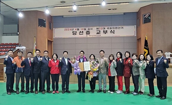 김선교 당선자 부부가 시장, 군수, 도·시·군의원 등과 기념촬영을 하고 있다. 사진=김선교 당선자 캠프 제공