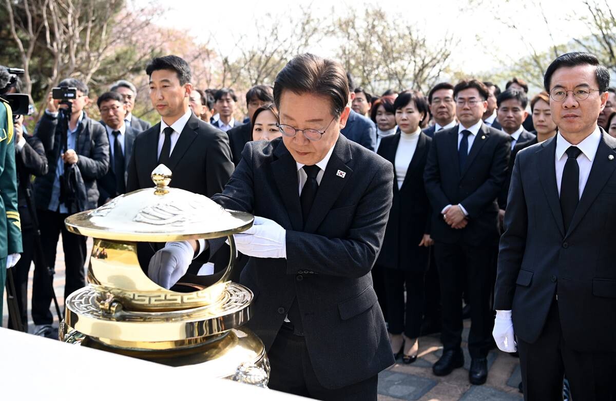 12일 오전 이재명 더불어민주당 대표가 민주당·더불어민주연합 당선인들과 국립현충원을 찾아 순국선열에 참배했다. 사진=박은숙 기자