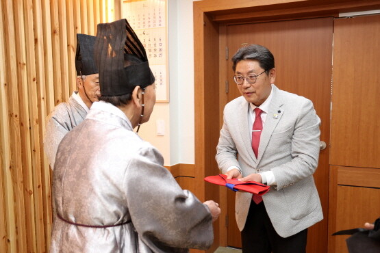 망장 전달 장면. 사진=김해시 제공