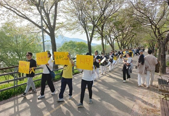 문화예술네트워크의 풍물패 어우러기와 참가자들이 갈산공원 일원을 돌며 진행한 길놀이. 사진=세월호 10주기 추모 문화제 양평준비위원회 제공