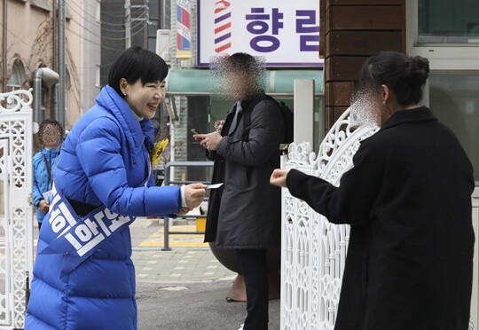 더불어민주당 전현희 후보가 3월 5일 오전 서울 성동구 한 초등학교 앞에서 시민과 인사를 나누고 있다. 사진=박정훈 기자