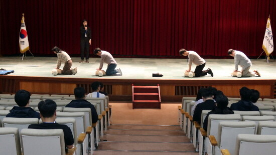 ‘심폐소생술’ 교육 시행 장면. 사진=한국마사회 부산경남본부 제공