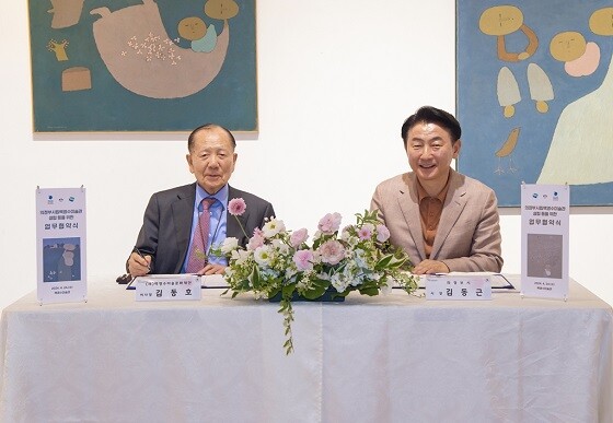 김동근 의정부시장이 4월 24일 김동호 (재)백영수미술문화재단 이사장과 의정부시립백영수미술관 설립 등을 위한 업무협약을 체결한 뒤 기념사진을 찍고 있다. 사진=의정부시 제공